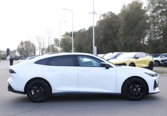 Подержанный автомобиль Changan UNI-V 2022 года (4 фото)