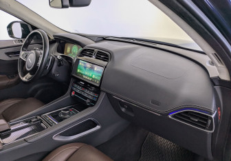 Подержанный автомобиль Jaguar F-Pace 2017 года (27 фото)