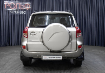 Подержанный автомобиль Toyota RAV4 2006 года (6 фото)