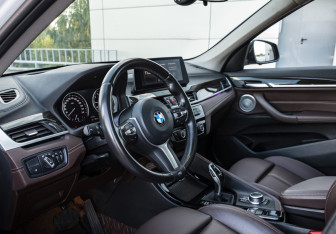 Подержанный автомобиль BMW X1 2021 года (9 фото)