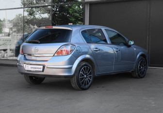 Подержанный автомобиль Opel Astra Hatchback 2011 года (4 фото)