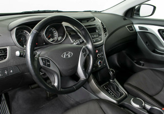 Подержанный автомобиль Hyundai Elantra Sedan 2015 года (12 фото)