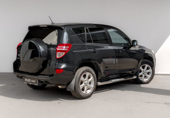 Подержанный автомобиль Toyota RAV4 2011 года (5 фото)