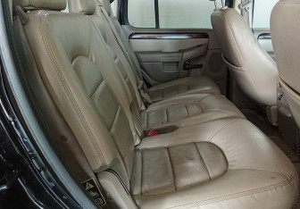 Подержанный автомобиль Ford Explorer 2003 года (10 фото)