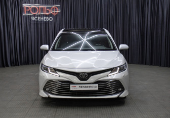 Подержанный автомобиль Toyota Camry Sedan 2019 года (2 фото)