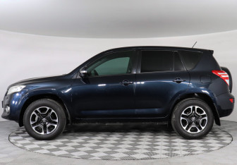 Подержанный автомобиль Toyota RAV4 2010 года (8 фото)