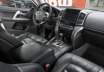Подержанный автомобиль Toyota Land Cruiser Suv 2012 года (11 фото)