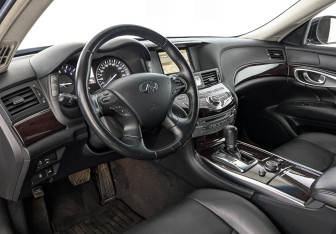 Подержанный автомобиль Infiniti Q70 2015 года (15 фото)