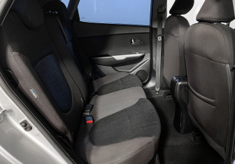 Подержанный автомобиль Kia Rio Hatchback 2015 года (12 фото)