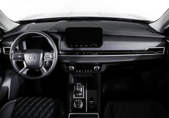 Подержанный автомобиль Mitsubishi Outlander 2022 года (11 фото)