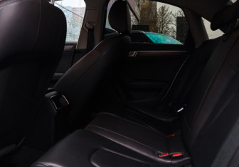 Подержанный автомобиль Audi A4 Sedan 2014 года (9 фото)