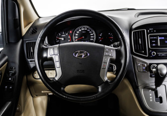 Подержанный автомобиль Hyundai H-1 2016 года (20 фото)