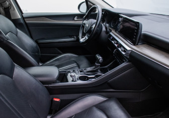 Подержанный автомобиль Kia K5 2021 года (9 фото)