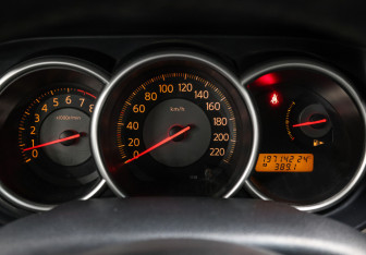 Подержанный автомобиль Nissan Tiida Hatchback 2008 года (13 фото)