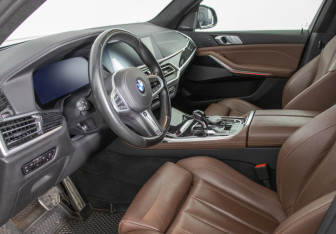 Подержанный автомобиль BMW X7 2021 года (8 фото)