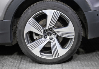 Подержанный автомобиль Audi e-tron Sportback 2021 года (32 фото)