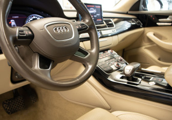 Подержанный автомобиль Audi A8 2016 года (7 фото)
