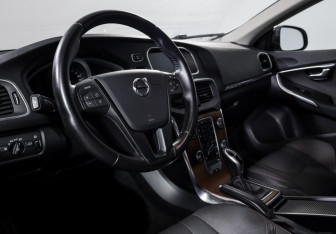 Подержанный автомобиль Volvo V40 Cross Country 2017 года (14 фото)