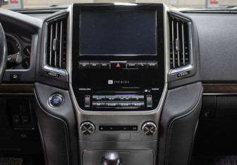 Подержанный автомобиль Toyota Land Cruiser Suv 2021 года (14 фото)