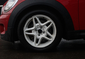 Подержанный автомобиль MINI Hatch 2008 года (16 фото)