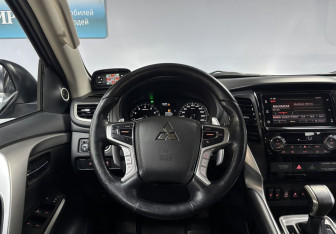 Подержанный автомобиль Mitsubishi Pajero Sport 2017 года (21 фото)