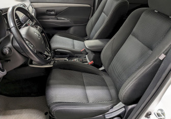 Подержанный автомобиль Mitsubishi Outlander 2018 года (14 фото)
