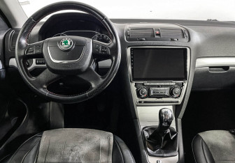 Подержанный автомобиль Skoda Octavia Liftback 2010 года (12 фото)