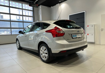 Подержанный автомобиль Ford Focus Hatchback 2014 года (7 фото)