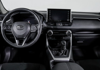 Подержанный автомобиль Toyota RAV4 2021 года (12 фото)
