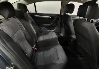 Подержанный автомобиль Volkswagen Passat Sedan 2011 года (12 фото)