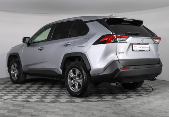 Подержанный автомобиль Toyota RAV4 2022 года (7 фото)