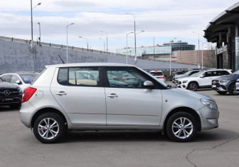 Подержанный автомобиль Skoda Fabia Hatchback 2012 года (4 фото)