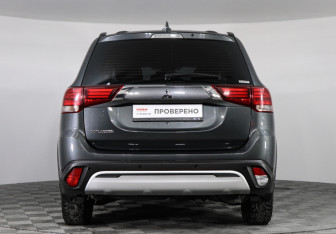 Подержанный автомобиль Mitsubishi Outlander 2021 года (5 фото)