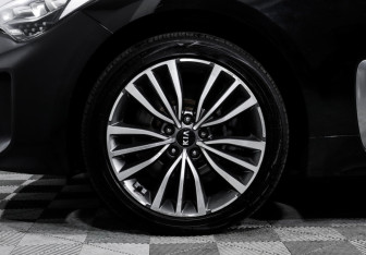 Подержанный автомобиль Kia Stinger 2019 года (15 фото)