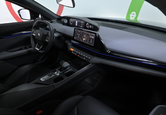 Подержанный автомобиль Changan UNI-V 2023 года (9 фото)