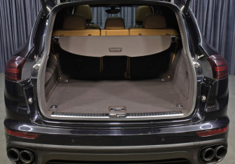 Подержанный автомобиль Porsche Cayenne 2014 года (10 фото)