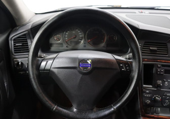 Подержанный автомобиль Volvo S60 2005 года (14 фото)