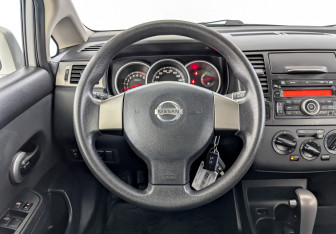 Подержанный автомобиль Nissan Tiida Hatchback 2013 года (21 фото)