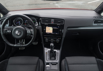 Подержанный автомобиль Volkswagen Golf R Wagon 2018 года (13 фото)