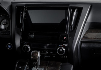 Подержанный автомобиль Toyota Alphard 2018 года (13 фото)