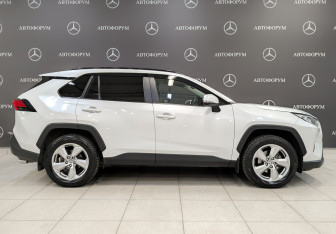 Подержанный автомобиль Toyota RAV4 2021 года (4 фото)