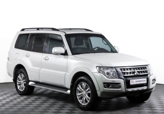 Подержанный автомобиль Mitsubishi Pajero 2015 года (3 фото)