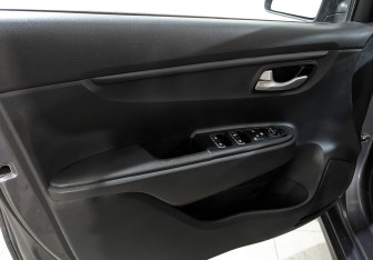 Подержанный автомобиль Kia Rio Hatchback 2021 года (17 фото)