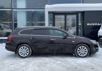 Подержанный автомобиль Opel Astra Wagon 2012 года (4 фото)