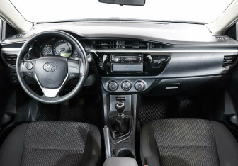 Подержанный автомобиль Toyota Corolla Sedan 2013 года (8 фото)
