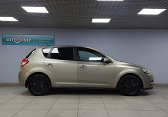 Подержанный автомобиль Kia Ceed Hatchback 2010 года (4 фото)