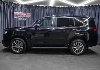 Подержанный автомобиль Toyota Land Cruiser Suv 2022 года (8 фото)