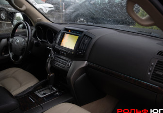 Подержанный автомобиль Toyota Land Cruiser Suv 2010 года (7 фото)