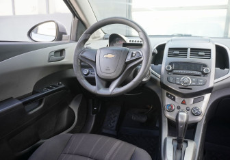 Подержанный автомобиль Chevrolet Aveo Hatchback 2012 года (12 фото)