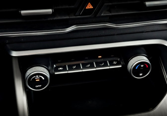 Подержанный автомобиль Geely Coolray 2022 года (25 фото)